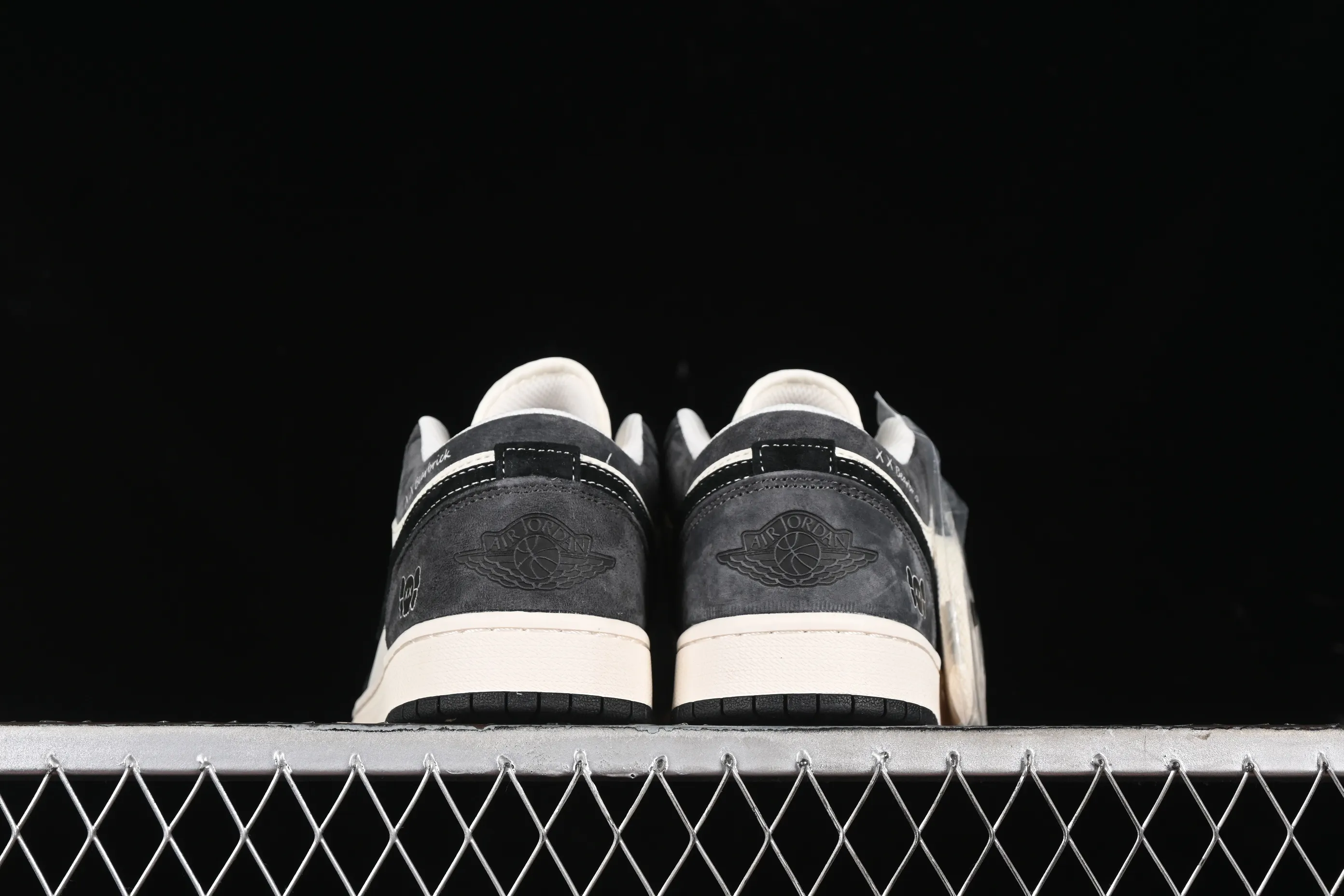 All categories Air Jordan Jordan series basketball shoes Air Jordan 1 Low High-end customized low-top sneakers Air Jordan 1 Low AJ1 Joe 1 Violent Bear joint-Black Velvet Pig Eight High-end customized low-top retro basketball shoes SJ9950-016